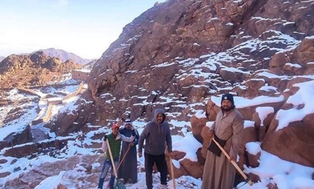 Residents remove snow from mountains paths 