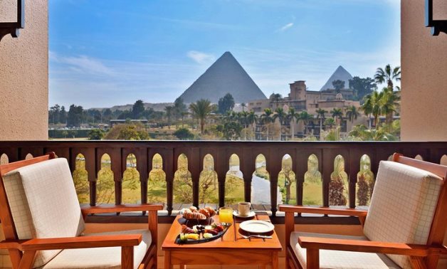 Beautiful view of the pyramid in one of the resorts of Giza - Planetwire