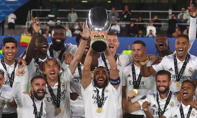 Real Madrid's Karim Benzema lifts the trophy as he celebrates with teammates after winning the European Super Cup REUTERS/Kai Pfaffenbach