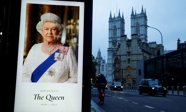 A portrait of Queen Elizabeth is displayed at a bus stop outside Westminster Abbey, following the passing of Queen Elizabeth, in London, Britain, September 9, 2022. REUTERS/John Sibley