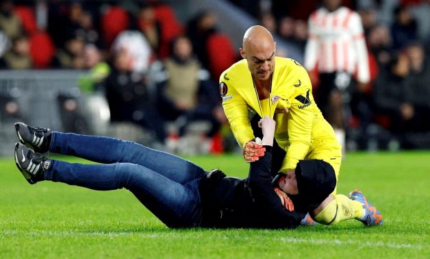  Pitch invader clashes with Sevilla's Marko Dmitrovic REUTERS/Piroschka Van De Wouw 