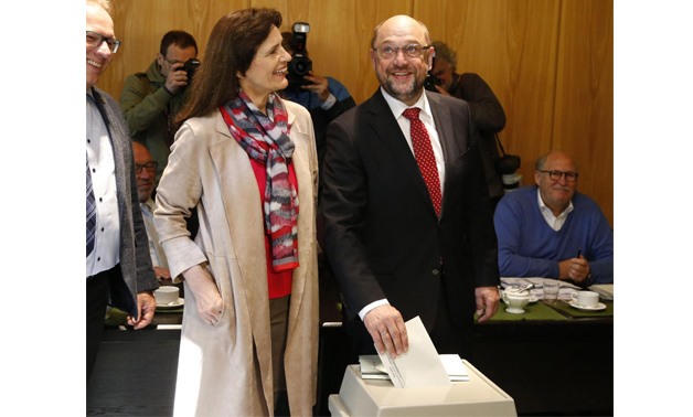Social Democratic Party SPD leader and top candidate Martin Schulz stands next to his wife Inge while voting in the general election (Bundestagswahl) in Wuerselen, Germany, September 24, 2017. REUTERS/Francois Lenoir