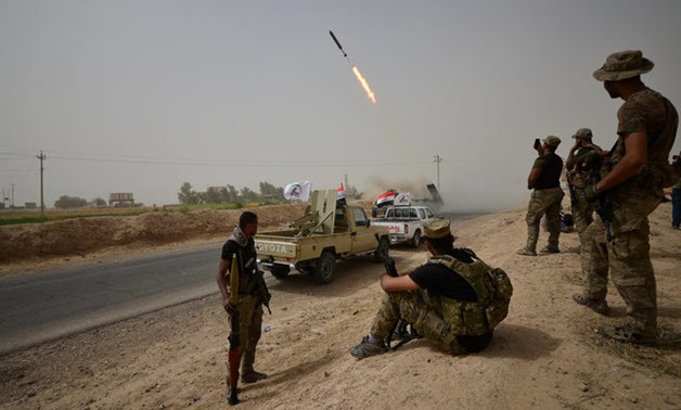 Shi'ite Popular Mobilization Forces (PMF) with Iraqi rapid response members fire a missile against Islamic State militants on the outskirts of Shirqat, near Kirkuk, Iraq September 23, 2017. REUTERS/Stringer NO RESALES. NO ARCHIVES