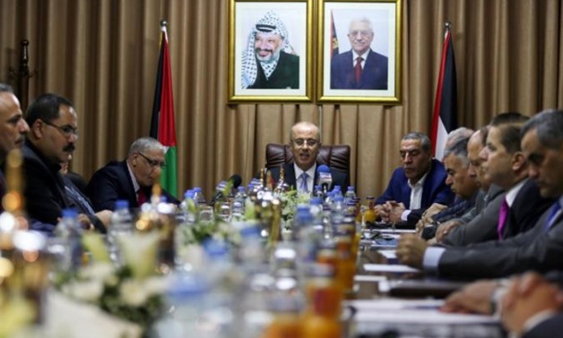 Palestinian Prime Minister Rami Hamdallah (C) chairs a cabinet meeting in Gaza City October 3, 2017 - REUTERS
