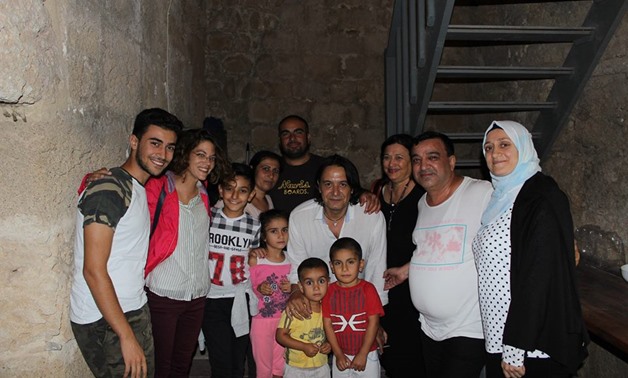 Yiannis Kotsiras with the Syrians [Yiannis Kotsiras official Facebook page]