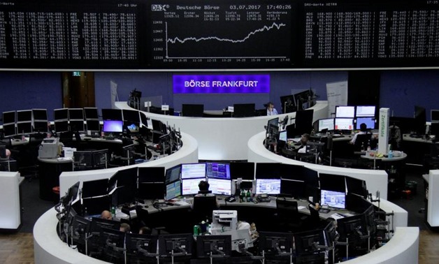 Traders work in front of the German share price index, DAX board, at the stock exchange in Frankfurt, Germany, July 3, 2017. REUTERS/Staff/Remote. 