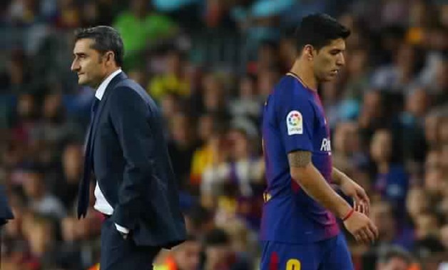 Barcelona’s Luis Suarez is substituted as coach Ernesto Valverde looks on REUTERS/Albert Gea