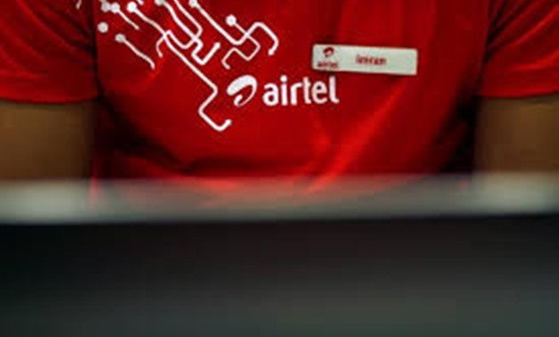 FILE PHOTO: An employee works at a billing counter inside a Bharti Airtel store in New Delhi, India April 20, 2016. REUTERS/Adnan Abidi/File Photo
