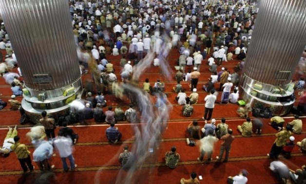 People walk after Friday prayers during Ramadan at the Istiqlal mosque in Jakarta August 12, 2011 -
 REUTERS/Supri