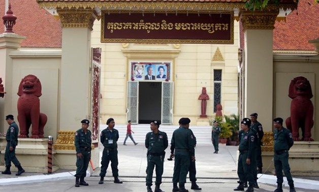 Police officers stand guard at the Supreme Court of Phnom Penh, Cambodia, October 31, 2017. REUTERS/Samrang Pring