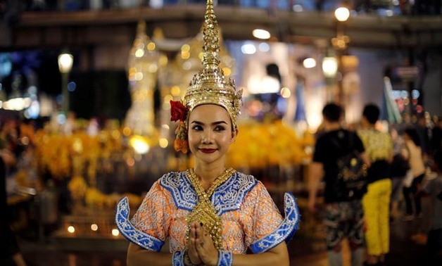 A thai classical dancer poses for photos at the Erawan shrine in central of Bangkok, Thailand, August 30, 2016. Picture taken August 30, 2016. REUTERS/Jorge Silva