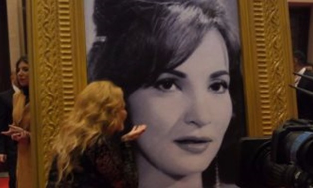 Youssra kissing Shadia’s photo on CIFF red carpet – Egypt Today