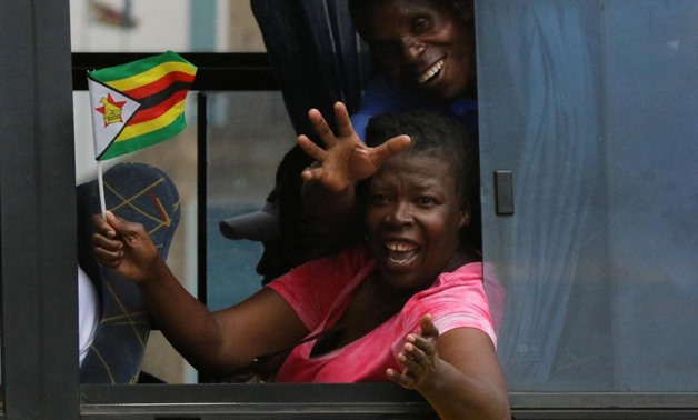 Zimbabweans celebrate after President Robert Mugabe resigned in Harare, Zimbabwe, November 22, 2017. REUTERS/Pilimon Bulawayo
