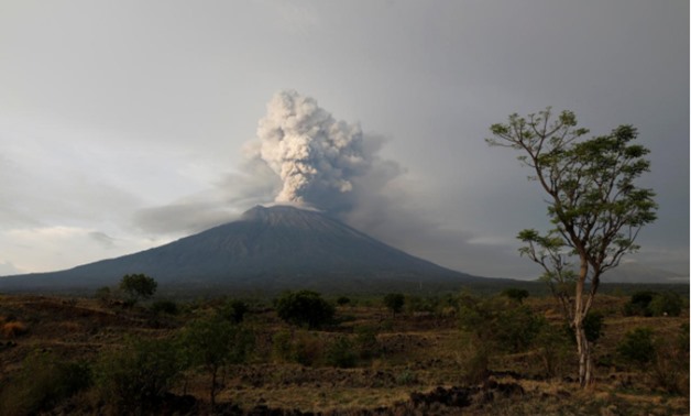 Mount Agung volcano erupts as seen from Kubu, Karangasem Regency, Bali, Indonesia November 28, 2017 - REUTERS/Darren Whiteside