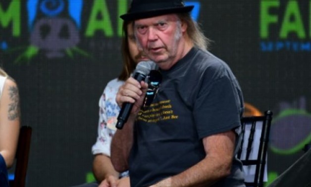© GETTY IMAGES NORTH AMERICA/AFP/File / by Shaun TANDON | Neil Young as he answers questions during 2017 Farm Aid in Burgettstown, Pennsylvania
