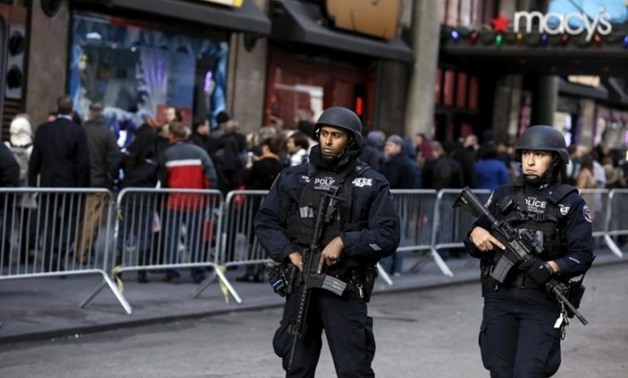 Members of the New York Police Department's Strategic Response Group take part in a security detail outside Macy's in advance of Thanksgiving in Manhattan, New York November 23, 2015. REUTERS/Andrew Kelly
