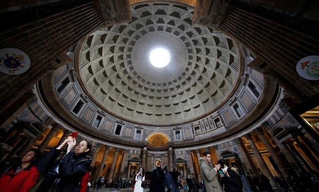 Tourists visit the ancient Pantheon in downtown Rome, Italy December 11, 2017. REUTERTS/Tony Gentile
