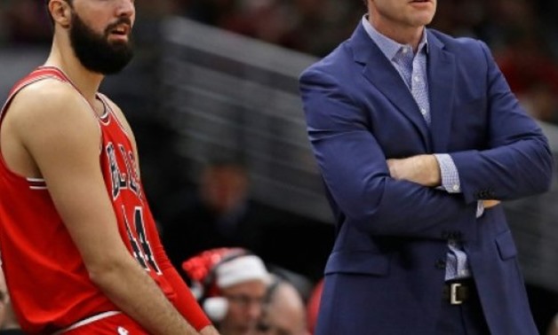 Nikola Mirotic and head coach Fred Hoiberg of the Chicago Bulls talk during a NBA game at the United Center in Chicago, Illinois, on December 20, 2017 - AFP/File/GETTY
