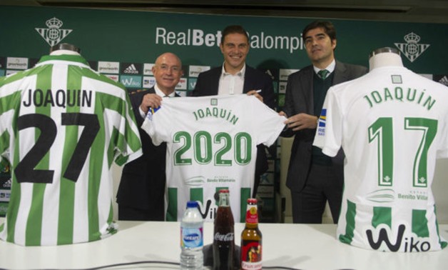 Joaquin holds Real Betis shirt after signing a new contract with the club till 2020, Dec, 28, 2017 - photo courtsey of Marca Kiko Hurtado