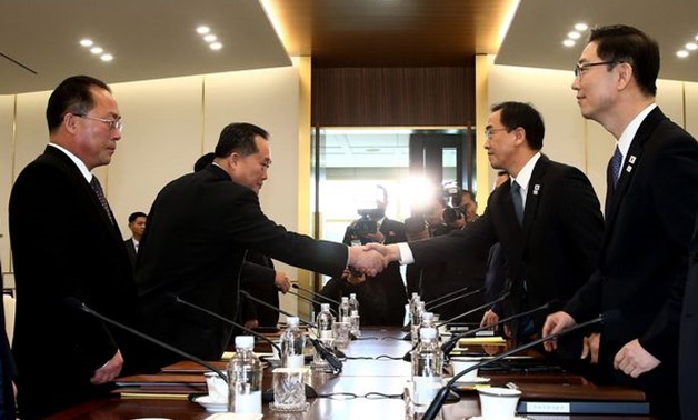 South Korea Unification Minister Cho Myung-Gyun (2nd R) shakes hands with North Korean chief delegate Ri Son-Gwon (2nd L) during their meeting at the border truce village (Image: AFP)