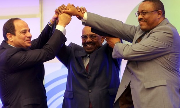 Egyptian President Abdel-Fattah al-Sisi (L), Sudanese President Omar al-Bashir (C) and Ethiopian PM Hailemariam Desalegn shake hands during a meeting in Khartoum on March 23, 2015, on Ethiopia's Grand Renaissance dam project (AFP Photo/Ashraf Shazly)