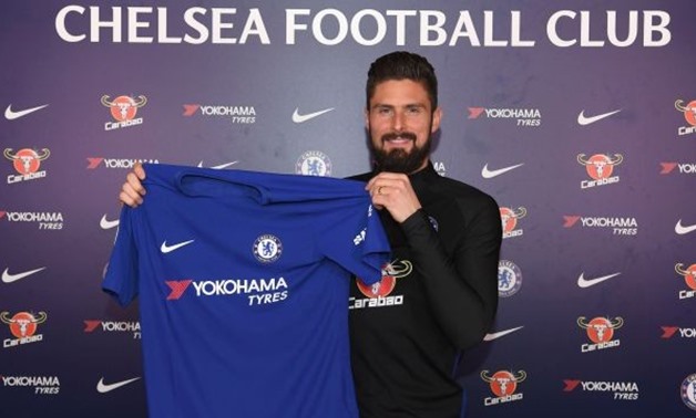 Giroud takes his first picture with Chelsea jersey, Photo courtesy of Chelsea’s official website 
