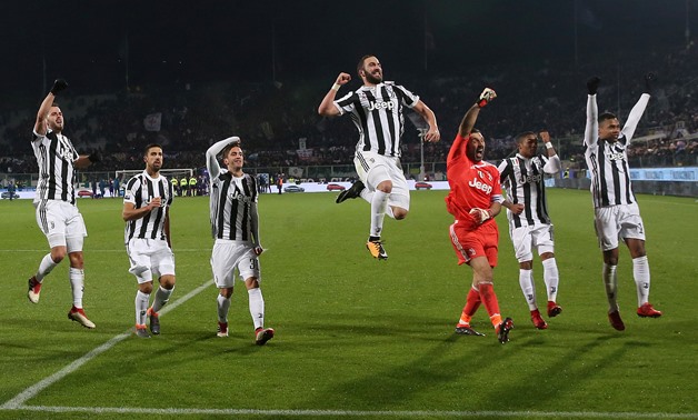 Soccer Football - Serie A - Fiorentina vs Juventus - Stadio Artemio Franchi, Florence, Italy - February 9, 2018 Juventus’ Gonzalo Higuain and team mates celebrate in front of their fans after the match REUTERS/Alessandro Bianchi TPX IMAGES OF THE DAY

