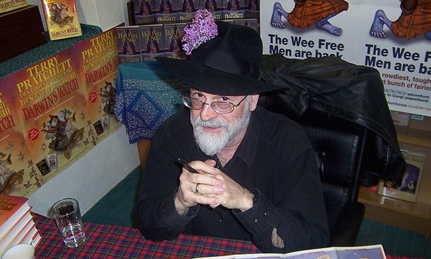 Terry Pratchett in 2005 posing with his hat, May 12, 2005 – Flickr/Myrmi 