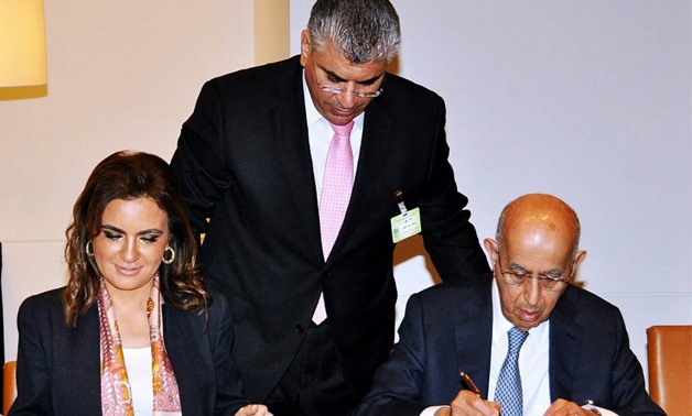 Sahar Nasr (L) and  AFESD director general (R) signing the deal - Press photo