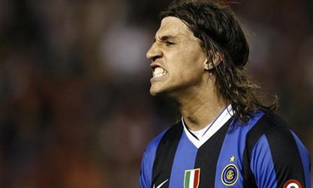 File photo shows Inter Milan's Hernan Crespo after missing a chance to score at Mestalla stadium in Valencia March 6, 2007. Crespo is wanted back at Chelsea next season, manager Jose Mourinho was quoted as saying on Thursday. REUTERS/Sergio Perez