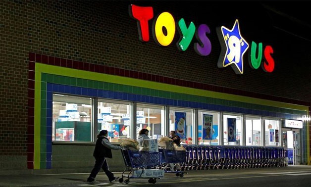 Consumers leave a Toys R Us store with full shopping carts after shopping on the day dubbed "Black Friday" in Framingham, Massachusetts, U.S., November 25, 2011 -
 REUTERS/Adam Hunger/File Photo