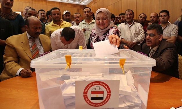 Egyptians living in Jordan cast their ballots for the presidential election at the Egyptian embassy in Amman. REUTERS