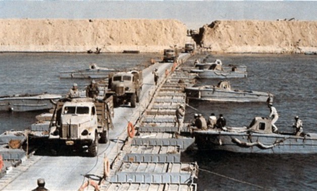 Egyptian_forces_cross_the_Suez_Canal_in_1973_-__Creative_Commons_via_Wikimedia_Commons