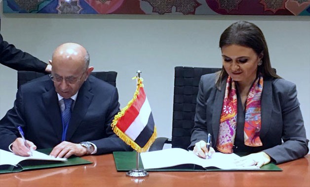 Minister of Investment Sahar Nasr signs the deal with  Abdlatif Yousef Al-Hamad, Director General of Arab Fund for Economic and Social Development -  Press photo 