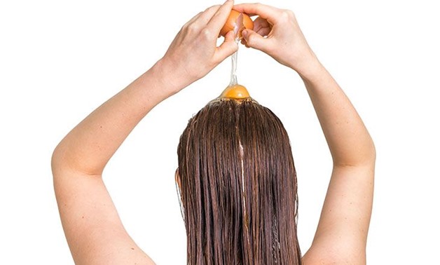 A woman puts an egg on her hair - Creative Commons 