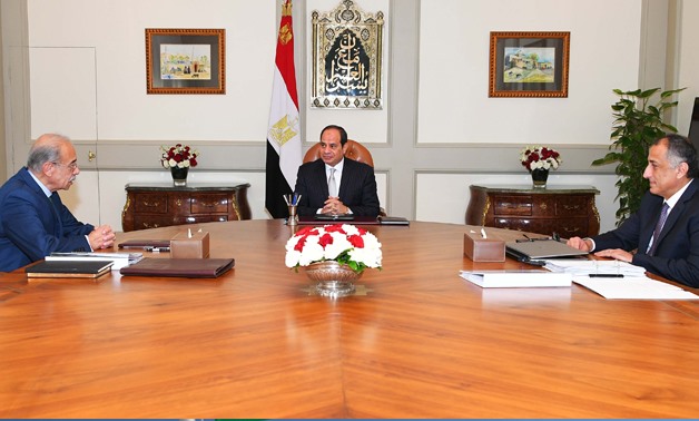 President Sisi meets with Prime Minister Sherif Ismail (L) and Governor of the Central Bank of Egypt Tarek Amer (R).