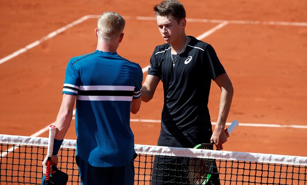Tennis - French Open - Roland Garros, Paris, France - May 29, 2018 Australia's Alex de Minaur shakes the hand Britain's Kyle Edmund after losing his first round match REUTERS/Pascal Rossignol
