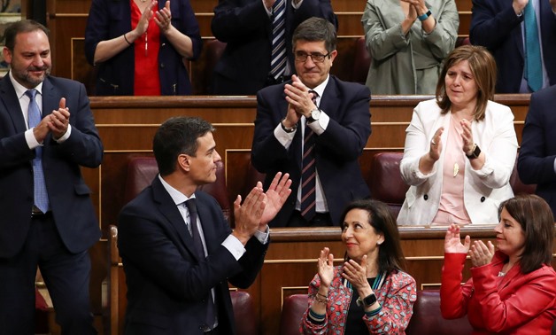 Spain's new Prime Minister and Socialist party (PSOE) leader Pedro Sanchez applauds with deputies after a motion of no confidence vote at parliament in Madrid, Spain, June 1, 2018. REUTERS/Sergio Perez
