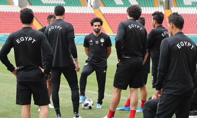 Egypt's forward Mohamed Salah (C) speaks to his teammates during a training session during the Russia 2018 World Cup football tournament at the Akhmat Arena stadium in Grozny on June 17, 2018. / AFP