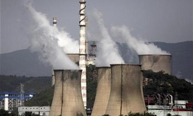 The chimneys from a coal-burning power station are seen on the outskirts of Beijing September 23, 2009. REUTERS/David Gray