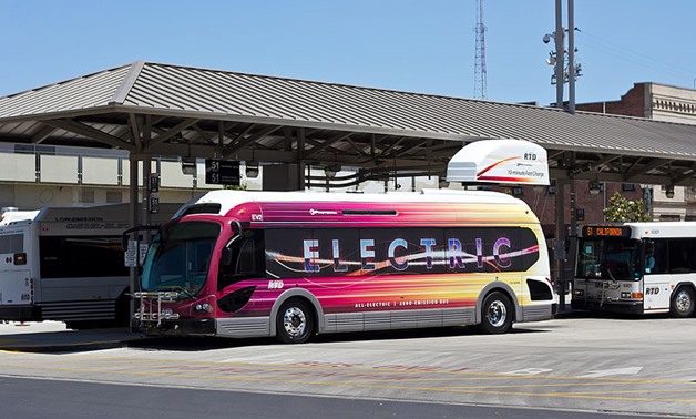An all-electric Proterra BE35 bus operated by San Joaquin Regional Transit District (RTD), shows beside its "Fast Charging" station – Wikimedia Commons/SanJoaquinRTD