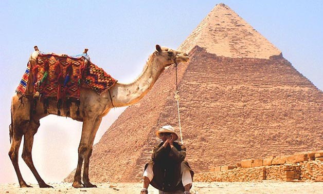 Camel and its owner in Giza Pyramid area - Creative commons via Wikimedia Commons