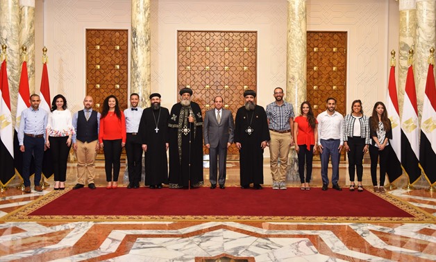 President Abdel Fatah al-Sisi (C) and Pope Tawadros II (L) with young Coptic expatriates at the Presidential Palace on August 29, 2018 - Press photo/Presidency