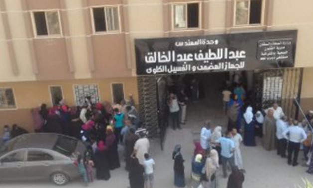 Patients families gathering in front of Deyrab Negm Hospital in Sharkeya governorate. September 15, 2018. Social media photo 