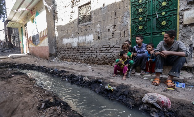 Children sitting in front of one of the buildings in El-Deweka slum area in Cairo - Archive/Hazem Abdel-Samad