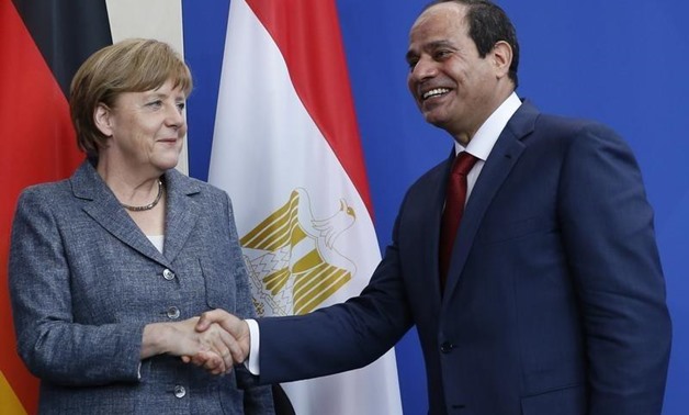 German Chancellor Angela Merkel and Egypt's President Abdel Fattah al-Sisi shake hands following a news conference at the Chancellery in Berlin, Germany June 3, 2015. REUTERS/Fabrizio Bensch
