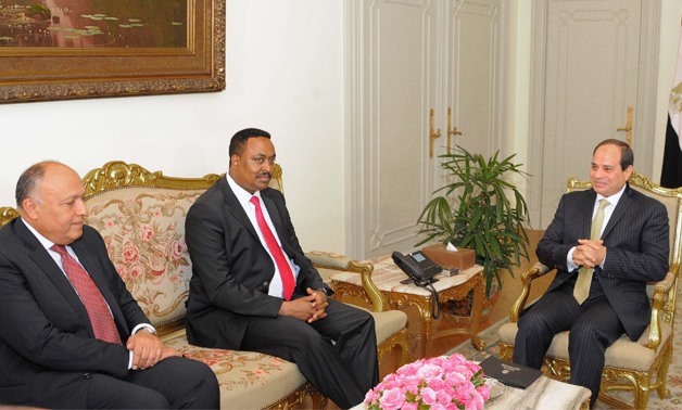 Egyptian President Abdel Fatah_al Sisi (R), Ethiopian Foreign Minister Workneh Gebeyehu (M) and Egyptian Foreign Minister Sameh Shoukri (L) - Archive