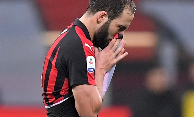 FILE PHOTO: Soccer Football - Serie A - AC Milan v Juventus - San Siro, Milan, Italy - November 11, 2018 AC Milan's Gonzalo Higuain looks dejected after being sent off by referee Paolo Mazzoleni REUTERS/Alberto Lingria/File Photo
