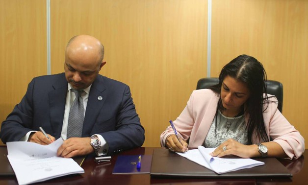Nawaf_al-Mahamel (L), Ghadeer Hegazi (R) signing the deal - PresspPhoto