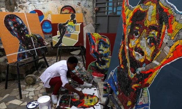 Ivory Coast painter gives new life to e-waste - Reuters.